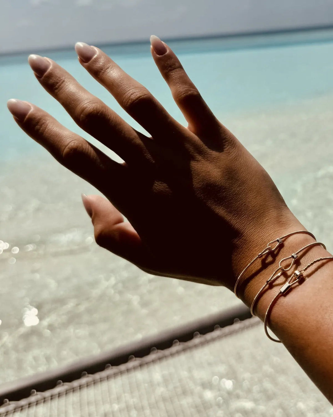 BRACELET HORIZONTALE EN CORDE DE GUITARE OR